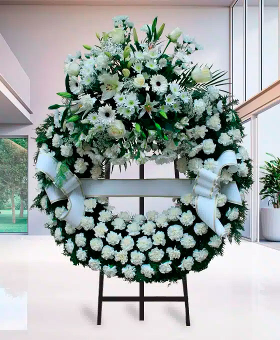 Corona Funeraria de claveles blancos para Hospital Infanta Cristina